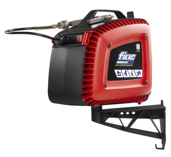 Seinale paigaldatav õhukompressor voolikurulliga