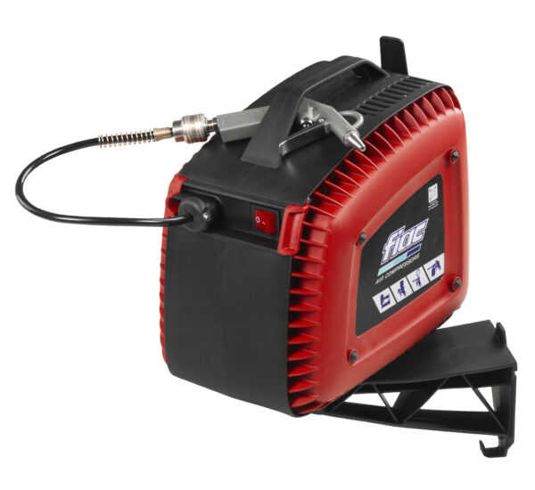 Seinale paigaldatav õhukompressor voolikurulliga