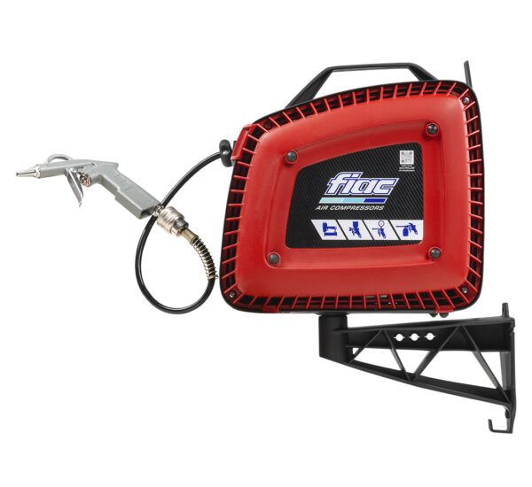 Seinale paigaldatav õhukompressor voolikurulliga
